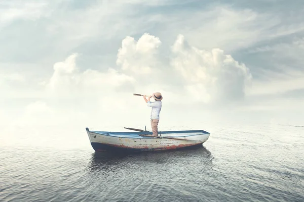 Zakenman Een Boot Kijken Naar Toekomst Met Een Verrekijker — Stockfoto