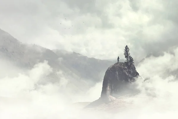 在雾中的山顶上的人 — 图库照片