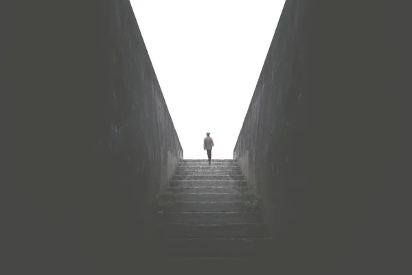 Mann Steigt Dunkle Treppe Hinauf Ans Licht Gelangen — Stockfoto