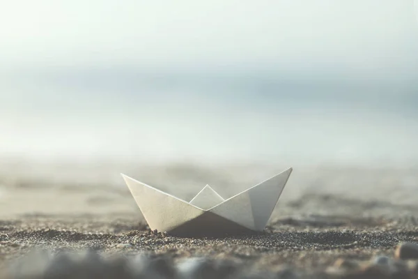 Pequeno Barco Papel Areia — Fotografia de Stock