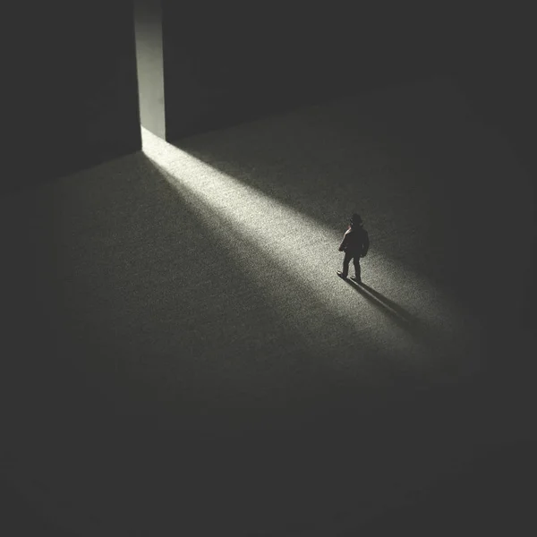 Άνθρωπος Περπατώντας Νύχτα Μετά Από Φως — Φωτογραφία Αρχείου
