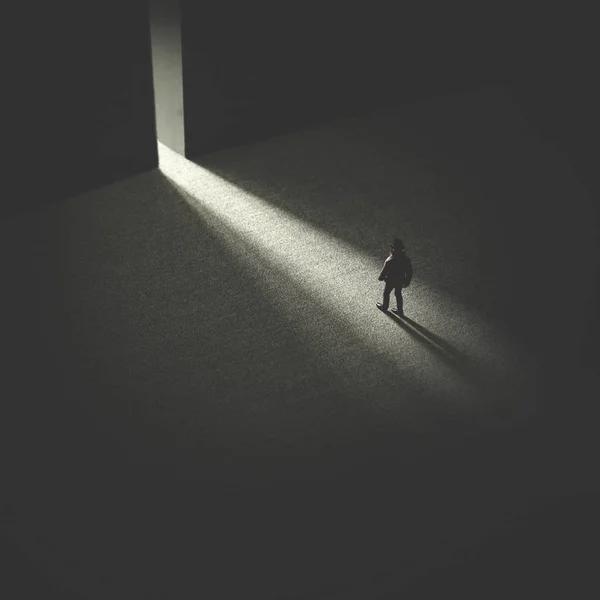 Homme Marchant Dans Nuit Suivant Lumière — Photo