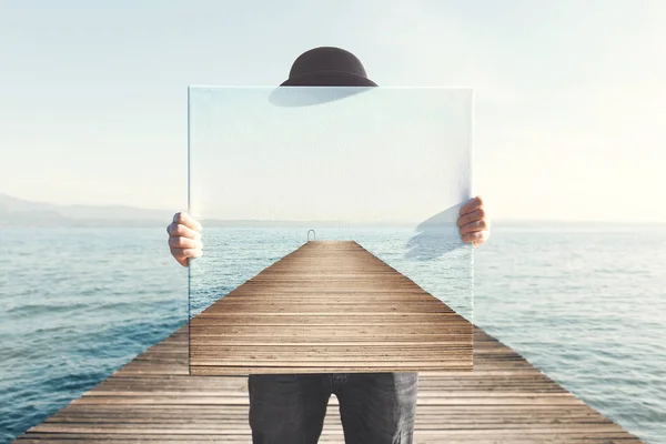 Hombre Sosteniendo Pintura Surrealista Paseo Marítimo — Foto de Stock