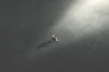gece ışık doğru yürüyen adam