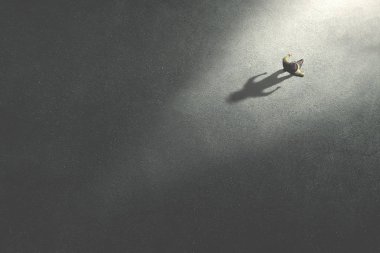 gece ışık doğru yürüyen adam