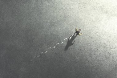 ayak yere bırakarak sokaklarda yürüyen adam