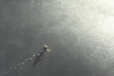 ayak yere bırakarak sokaklarda yürüyen adam