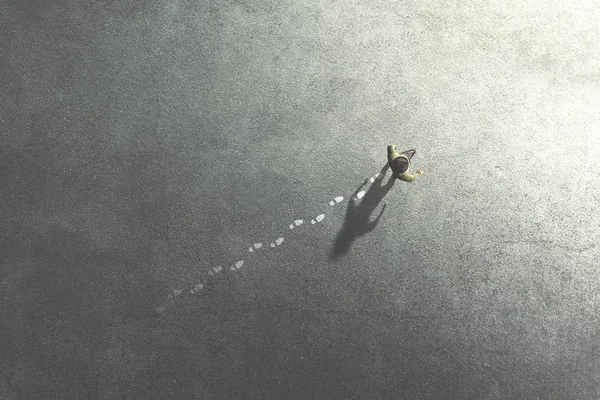 ayak yere bırakarak sokaklarda yürüyen adam