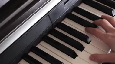 Piyano çalıyor. Piyano çalan eller yakın çekim. Piyano, vintage renkler parmaklar. Bir caz piyanisti'nın elleri çok yakından bakmak. Kadın piyano, yakın çekim.