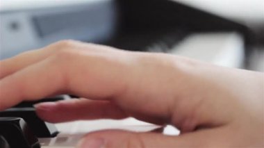 Piyano çalıyor. Piyano çalan eller yakın çekim. Piyano, vintage renkler parmaklar. Bir caz piyanisti'nın elleri çok yakından bakmak. Kadın piyano, yakın çekim.