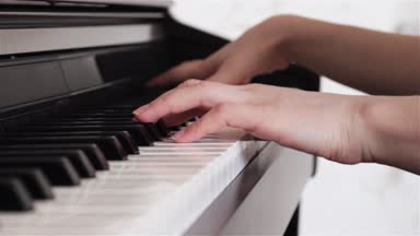 Piyano çalıyor. Piyano çalan eller yakın çekim. Piyano, vintage renkler parmaklar. Bir caz piyanisti'nın elleri çok yakından bakmak. Kadın piyano, yakın çekim.