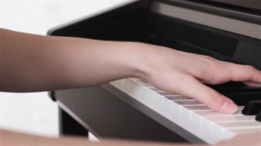 Piyano çalıyor. Piyano çalan eller yakın çekim. Piyano, vintage renkler parmaklar. Bir caz piyanisti'nın elleri çok yakından bakmak. Kadın piyano, yakın çekim.