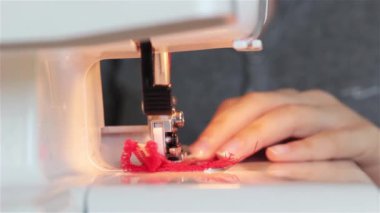 O kumaş keser ve bir makinede diker gibi bir dikiş proje üzerinde çalışan bir kadın. dikiş makinesi yakın bir bez dikiş sırasında bir makinede destekleyen bir terzi bir el kadar.