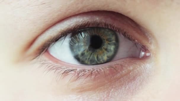 Młoda Kobieta Płacze Intensywne Spojrzenie Oczy Makro Zbliżenie Mrugnięć — Wideo stockowe