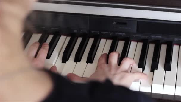 Toca Piano Primer Plano Manos Femeninas Tocando Piano Dedos Piano — Vídeos de Stock