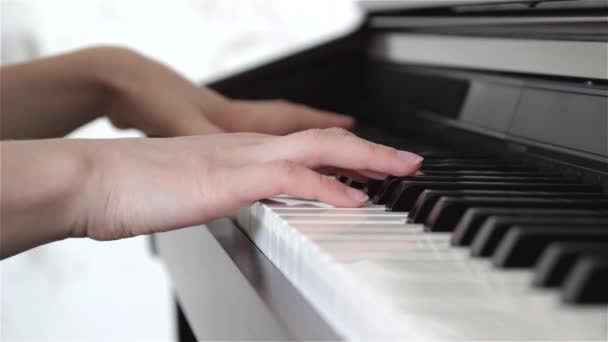 Jouer Piano Gros Plan Mains Féminines Jouant Piano Doigts Sur — Video