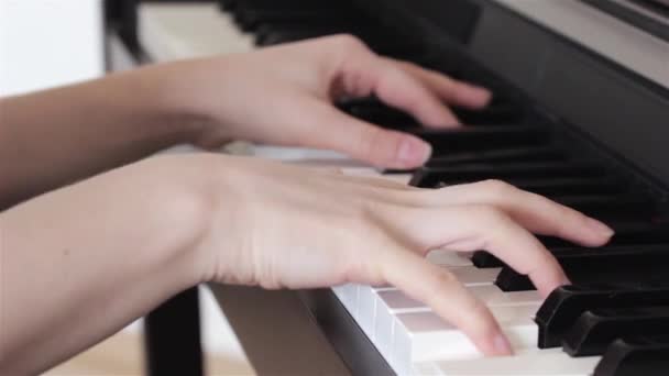 Toca Piano Close Mãos Femininas Tocando Piano Dedos Piano Cores — Vídeo de Stock