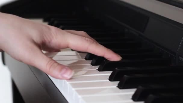 Klavierspielen Nahaufnahme Weiblicher Hände Beim Klavierspielen Finger Auf Dem Klavier — Stockvideo