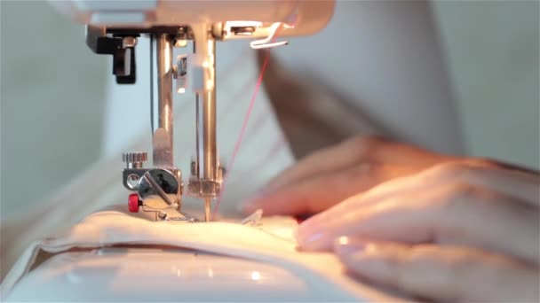 上一个缝纫项目工作 为她进行剪裁面料和缝制在一台机器上的女士 缝纫机附近举起一只手的布在缝纫过程中支持在一台机器上的一位裁缝师 — 图库视频影像