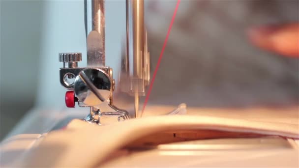 Máquina Costura Perto Costurar Denim Macro Agulha Máquina Costura Cose — Vídeo de Stock