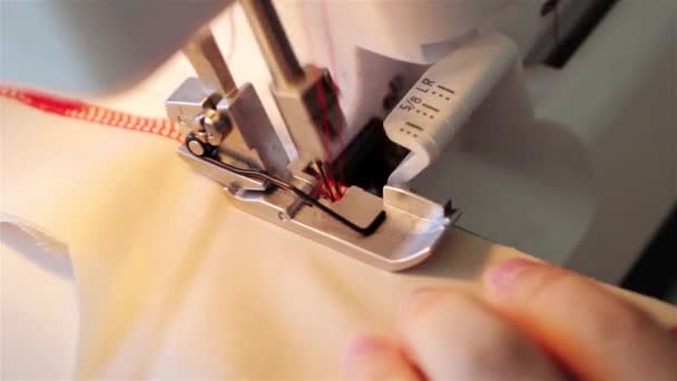 그녀는 직물을 상처로 기계에 Sews 바느질 프로젝트에서 가까이 기계에 바느질 — 비디오