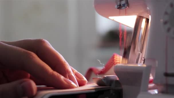 上一个缝纫项目工作 为她进行剪裁面料和缝制在一台机器上的女士 缝纫机附近举起一只手的布在缝纫过程中支持在一台机器上的一位裁缝师 — 图库视频影像
