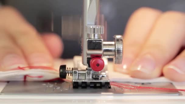 Kumaş Keser Bir Makinede Diker Gibi Bir Dikiş Proje Üzerinde — Stok video