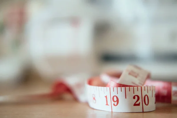 textil metre. Şerit, renkli keçe ve arka planda metre. iş parçacığı ve ölçme metre renkli makaralar