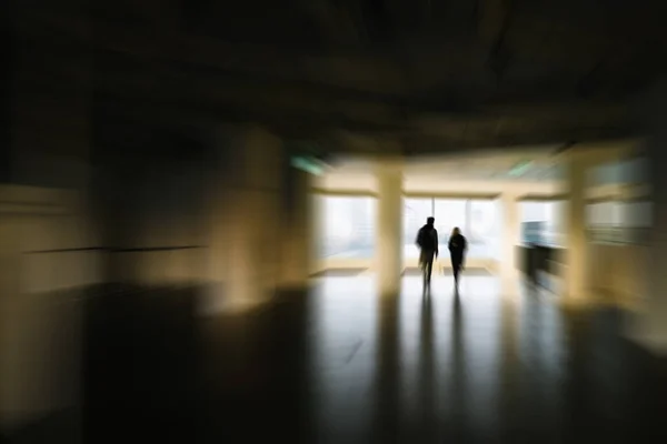 Mann Und Frau Auf Dem Weg Von Der Bahn Die Stockfoto