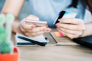 online alışveriş ve ödeme için cep telefonu ve kredi kartı kullanarak kadın el 