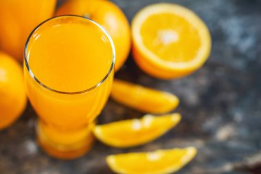 portakal dilimlenmiş ve portakal suyu bardakları ahşap masa üzerinde yeşil yapraklı 