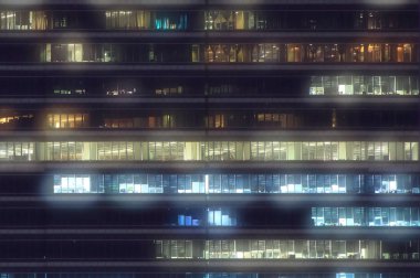 Bulanık binaların sokak ve şehir manzarası bokeh geceleri ışık soyut. kentsel yaşam ve iş kavramı için arka plan. 