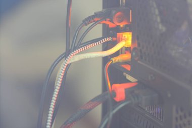 bilgisayar Pc arka yüzüne Internet lan port kablo HDMI ve Vga ile birçok diğer Usb kablosunu bağlayın. 