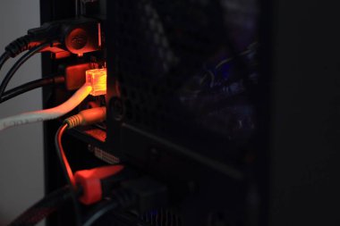 bilgisayar Pc arka yüzüne Internet lan port kablo HDMI ve Vga ile birçok diğer Usb kablosunu bağlayın. 