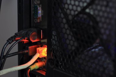 bilgisayar Pc arka yüzüne Internet lan port kablo HDMI ve Vga ile birçok diğer Usb kablosunu bağlayın. 