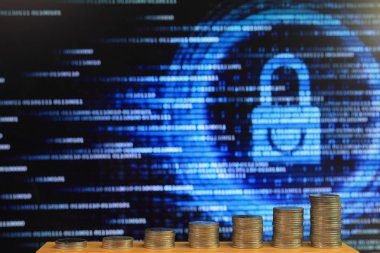 güvenli internet iş. büyük para mavi ikili kod bilgisayar ekranı önünde kazık. zengin tasarruf hesabı online.