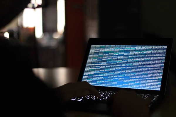 Silueta Computer Hacker Escribiendo Computadora Una Habitación Oscura Trabajando Tecnología — Foto de Stock