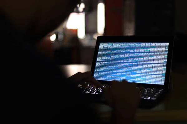 Computer Hacker Silhuet Skrive Computeren Mørkt Rum Arbejder Blå Binær - Stock-foto
