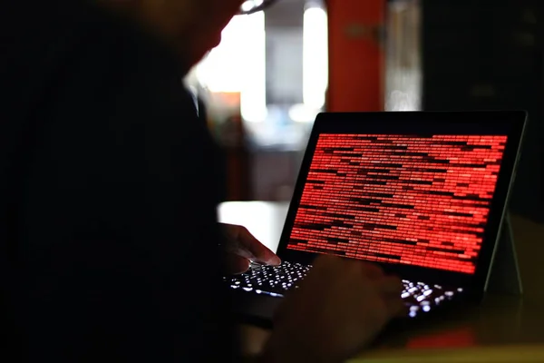 Bilgisayar suç Hacker karanlık bir odada bilgisayarda yazarak siluet. İkili kod teknolojisi üzerinde çalışıyor. ikili veri, bilgisayar suç ve ağ güvenlik kavramları.