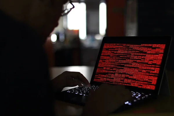 电脑犯罪剪影黑客在一间暗室的电脑上打字 使用二进制代码技术 二元数据 计算机犯罪与网络安全概念 — 图库照片
