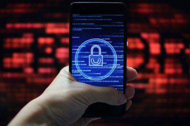 sistem bütünlüğü çalışma diğer geçişi sırasında aşağı. asma kilit simgesine sahip cep telefonu mavi ikili kod ekranda tutan el. Bilgisayar ekranının arka planda hata iletisinde.