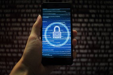 veri akışı akışında korumalı. asma kilit simgesi sembolize güvenlik ve hareket ikili kod bilgisayar verilerini arka planda hareket. cep telefonu tutan el.