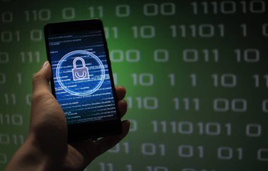 veri akışı akışında korumalı. asma kilit simgesi sembolize güvenlik ve yeşil ikili kod bilgisayar veri içinde belgili tanımlık geçmiş. cep telefonu tutan el.