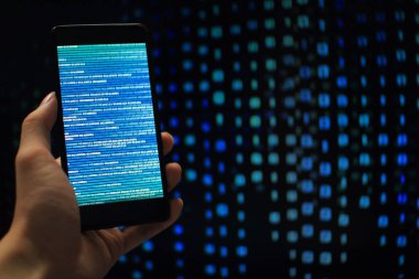 Eksik veri. birden çok katmanı bilgileri mobil ekran bazı ekran eksik ve hata oluştu. ikili kod içinde belgili tanımlık geçmiş cep telefonu ve bilgisayar ekranında. mavi kod bilgisayar matris.