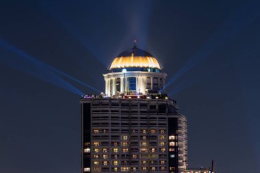 Bangkok/Tayland 01 Ocak 2015: İnsan kalabalığı kutlamak için toplanıyor ve yeni yıl lüks çatı üst çubuğunda zevk aldım. gökdelen dizide aydınlatma.