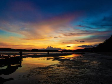 siluet günbatımı güzel bir Krabi Tayland Beach. altın renkli gökyüzü günbatımı yumuşak yumuşak kum plaj.
