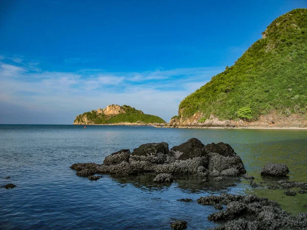 kayalar güzel ada Beach Surin Tayland deniz kıyısında.