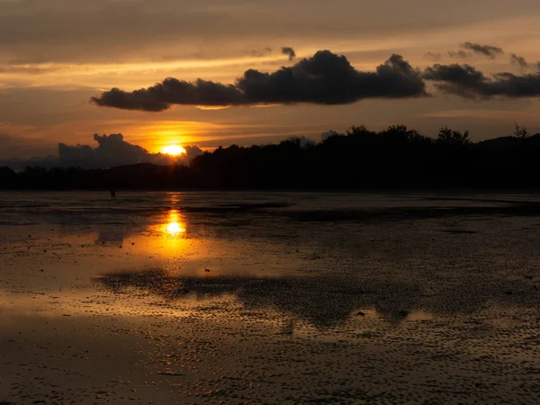 Silhouette Solnedgång Vacker Strand Krabi Thailand Guld Färg Sky Sunset — Stockfoto