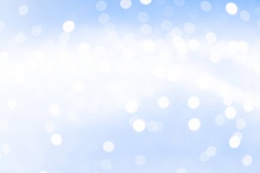 mavi bokeh ışık ray arka plan defocused. Beyaz arka plan üzerinde parlayan ışık akan yatay kalıp.