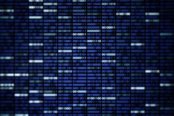 Υπολογιστής Εμφανίζεται Οθόνη Μπλε Δυαδικό Κώδικα Που Κινούνται Στο Παρασκήνιο — Φωτογραφία Αρχείου